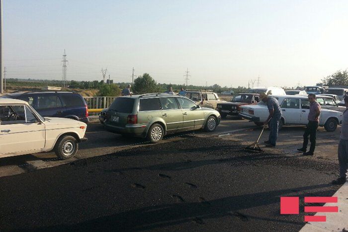 Göyçayda körpü yenidən çökdü,  yolda tıxac yarandı -FOTO